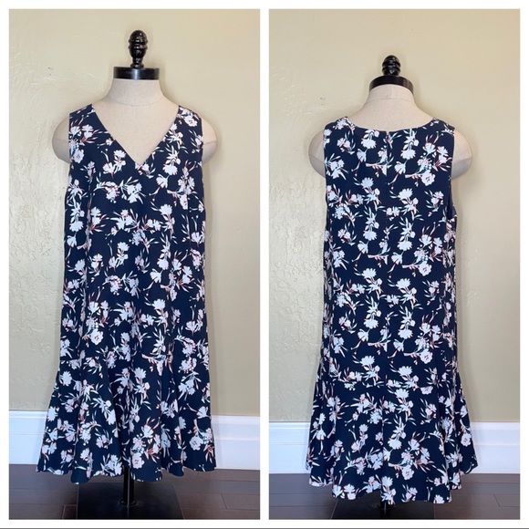 Banana Republic Dresses & Skirts - Banana Republic Sleeveless V Neck Dress Navy Size 10
